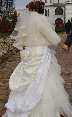 модные растянутые белые свитера
