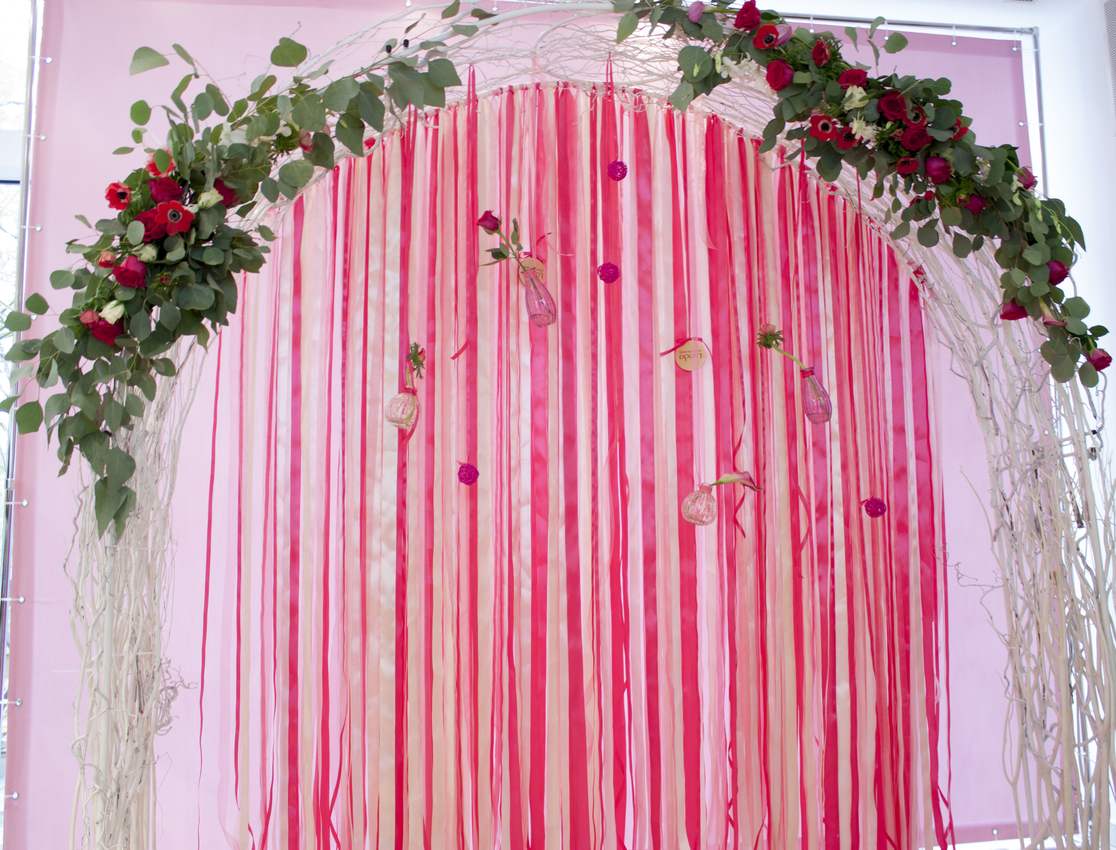 Арка в ярко-розовом цвете - the-wedding.ru.
