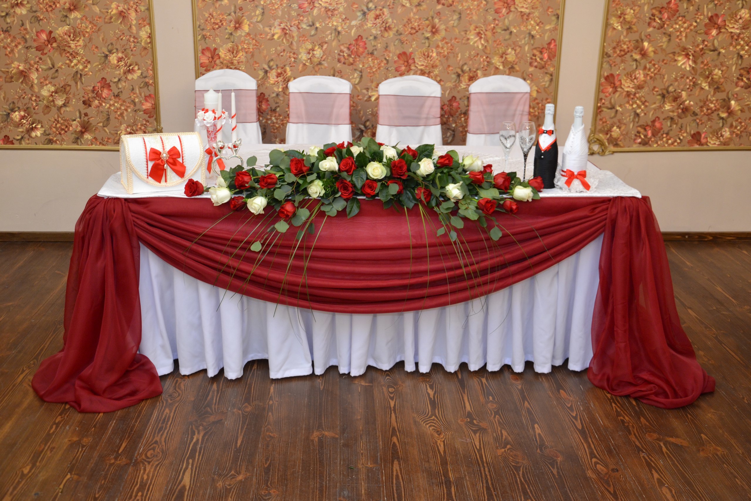 Скромное украшение свадебного стола
