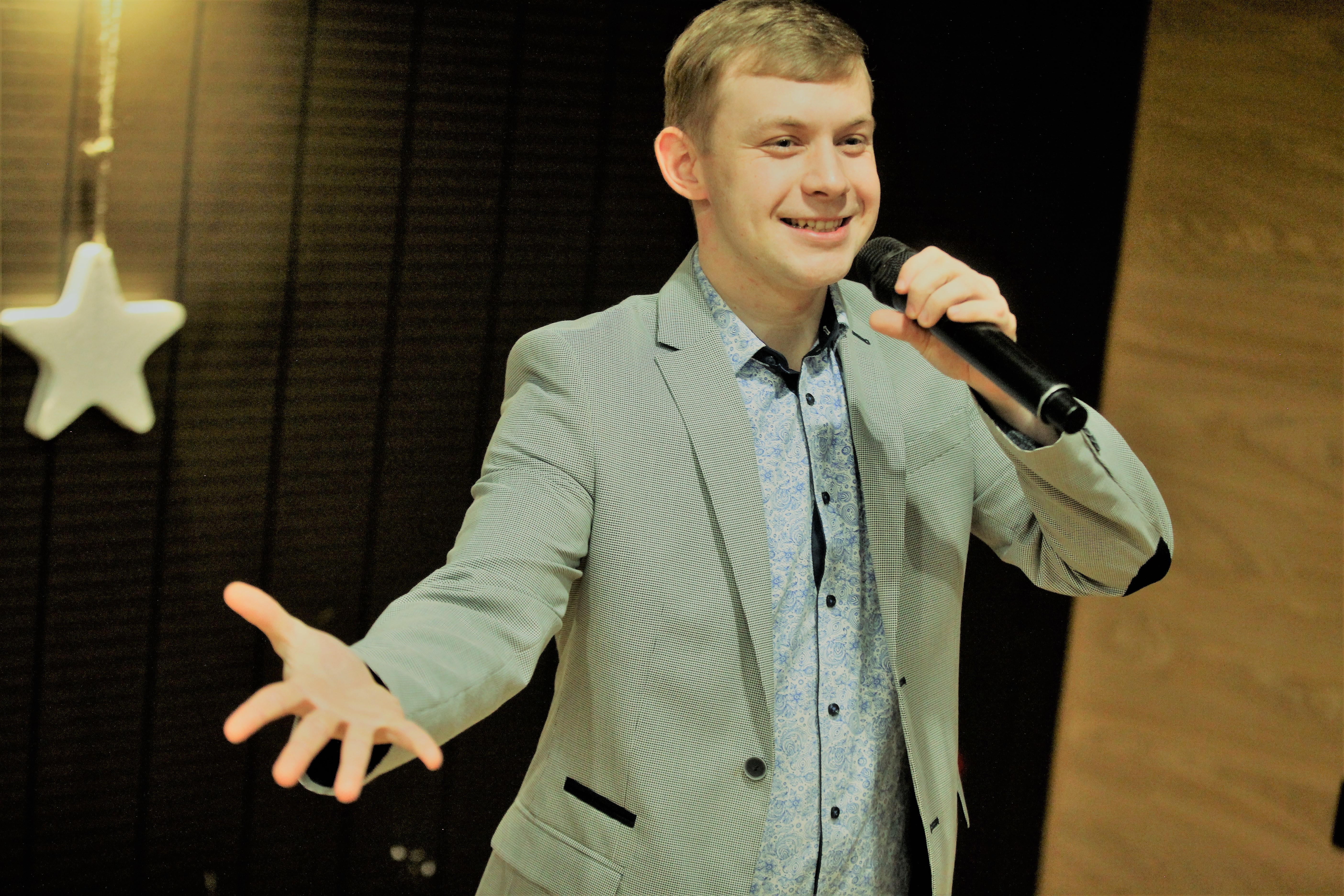 Роман ключников квн. Артем ключников актер. Радио. Артем ключников. Дмитрий ключников.