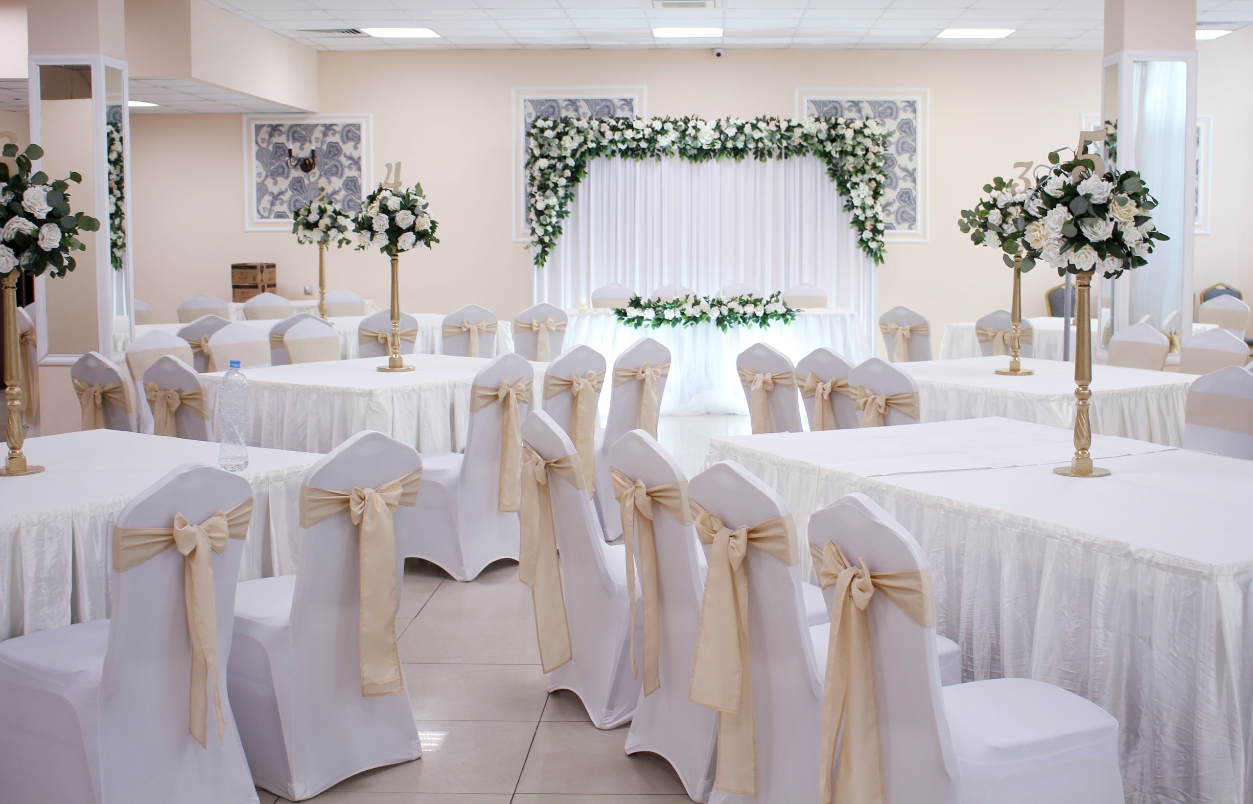Украшение зала на свадьбу в белом цвете