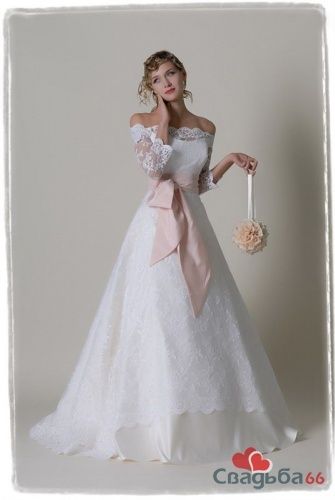 Белое пышное свадебное платье с кружевной юбкой и кружевным лифом, а также с широким розовым бантом.  - фото 25 simik