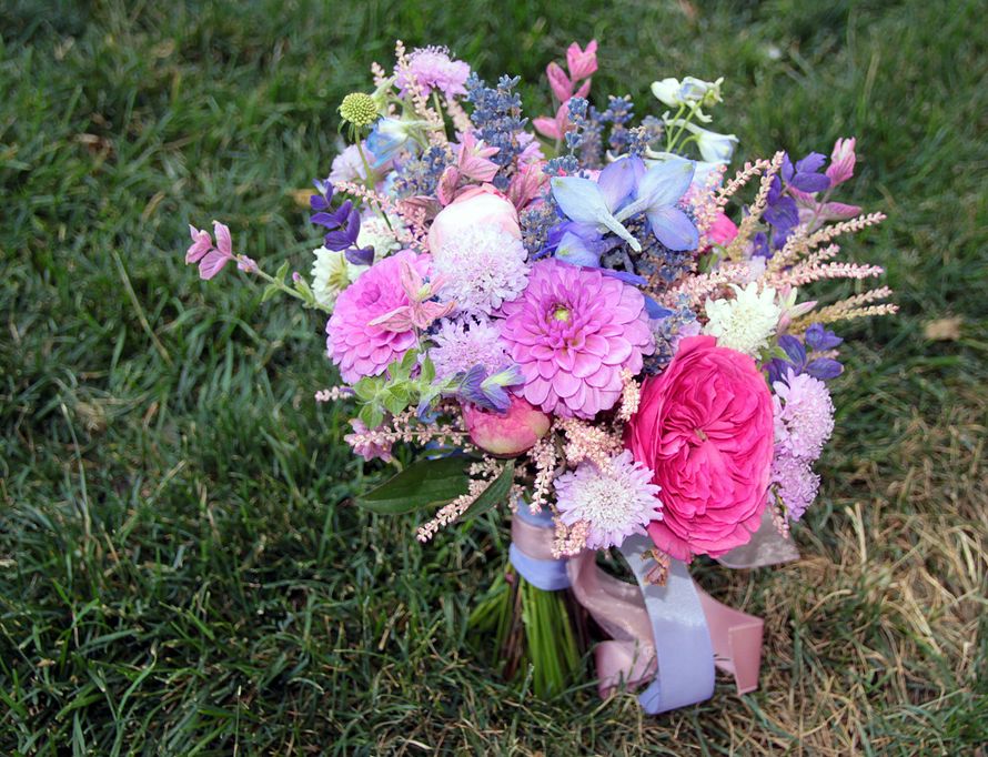 Букет невесты из розовых георгин, астранции и скабиозы, ярко-розовых роз, синего шалфея и колокольчиков, декорированный голубой и - фото 2799635 Оформление свадеб цветами Флориденс