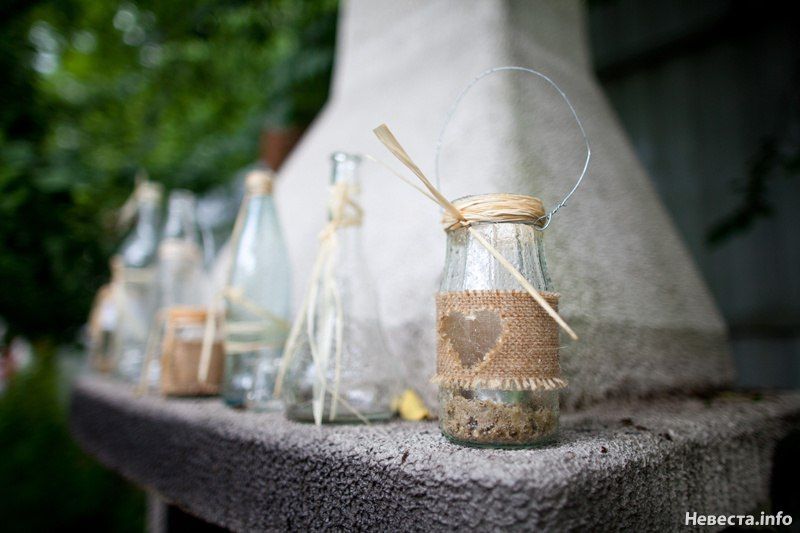 На каменной плите стоят стеклянные баночки, украшенные веревками и тканевыми чехлами - фото 1306489 vbkate