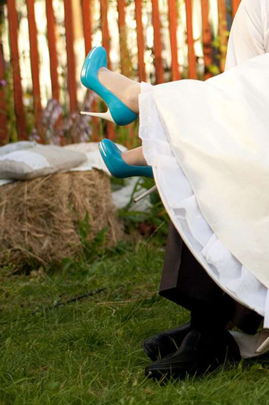 Невеста в белом платье в мятных лаковых туфлях с белым каблуком, жених в черных кожаных. - фото 584838 Yokkola