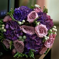Необычный свадебный букет из роскошных гортензий и восхитительных роз в сиренево-розовых тонах