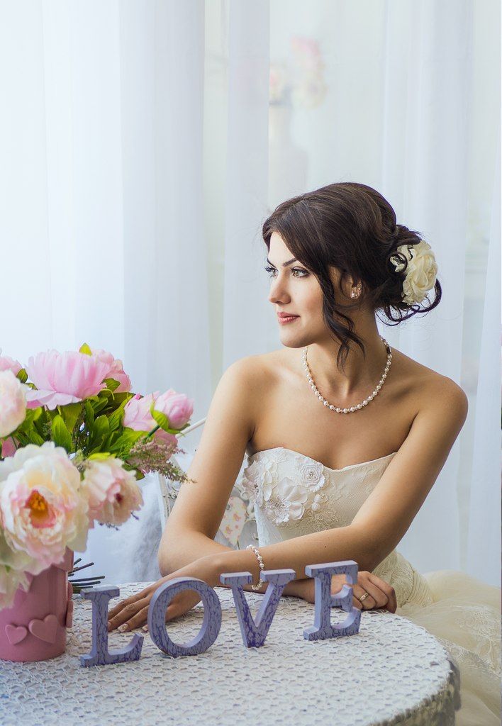 Невеста за столом, украшенным белой скатертью, букетом цветов в вазе, сиреневой табличкой надписью "love" - фото 2408741 Фотограф Афанасьева Екатерина