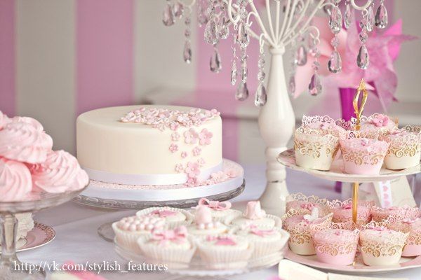 Свадебный торт нежно белого цвета, украшен маленькими цветами из сахарной пасты  - фото 1796845 Cтудия дизайна Айвори