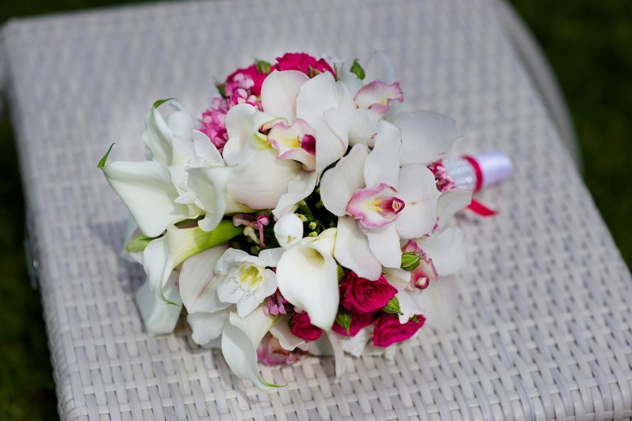 Букет невесты из ярко-розовых роз, белых калл и орхидей, декорированный белой и ярко-розовой лентой  - фото 1218081 Свадебное агентство Свадебный Ангел