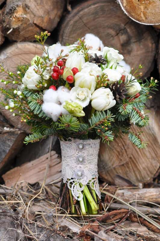 Зимний свадебный букет с хлопком и ягодами - фото 4185327 Дизайн-студия Magic decor