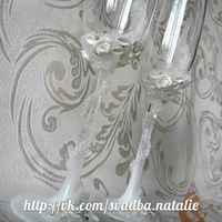 Свадебные бокалы для зимней свадьбы в белом и золотом оттенках