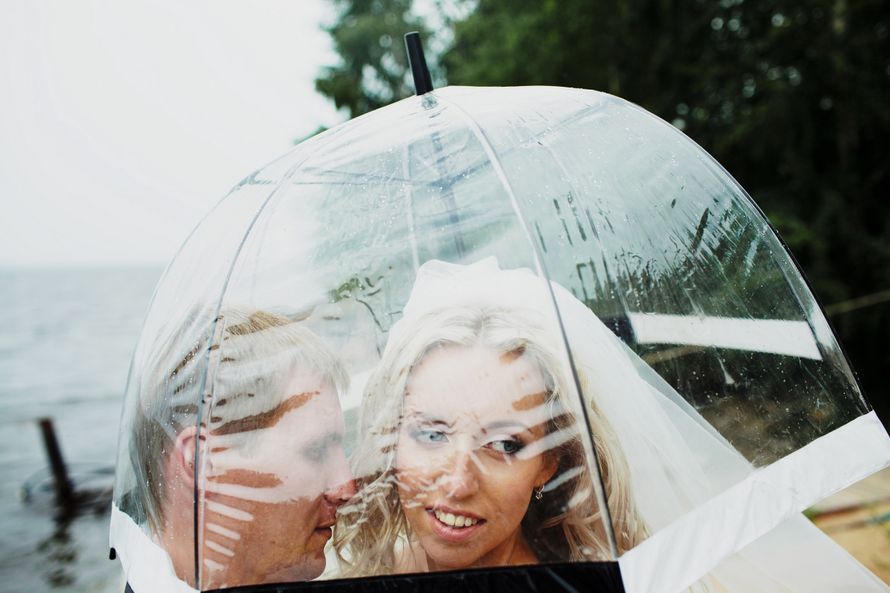 Жених и невеста стоят под прозрачным зонтом - фото 2160670 Свадбеный фотограф Татьяна Кугушева