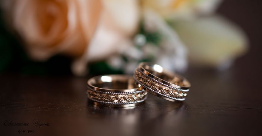 Обручальные кольца из комбинированного золота с плетением на коричневом фоне. - фото 1867009 Студия ТandШ Фото и Видео Вашей свадьбы