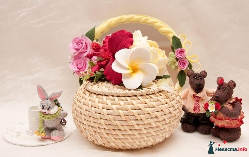 Плетеная корзинка с декоративными цветами и игрушками, в виде зайчика и медведей, для оформления свадебной фотосессии - фото 174013 Akita