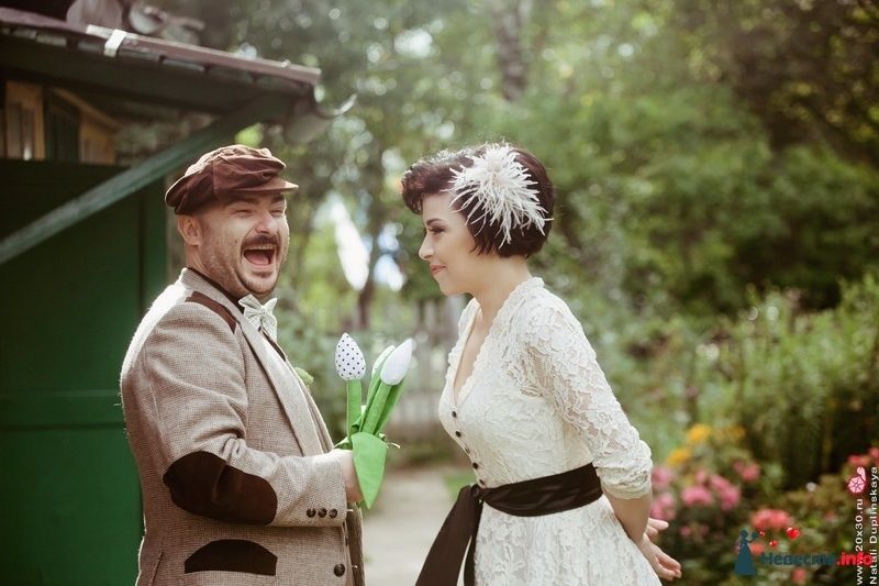 В причёске невесты белое украшение из перьев страуса а на талии повязан атласный пояс цвета тёмноог шоколада - фото 325301 Фотограф Наталья Дуплинская