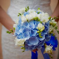 Букет невесты из голубых гортензий и белых фрезий, декорированный синей лентой 
