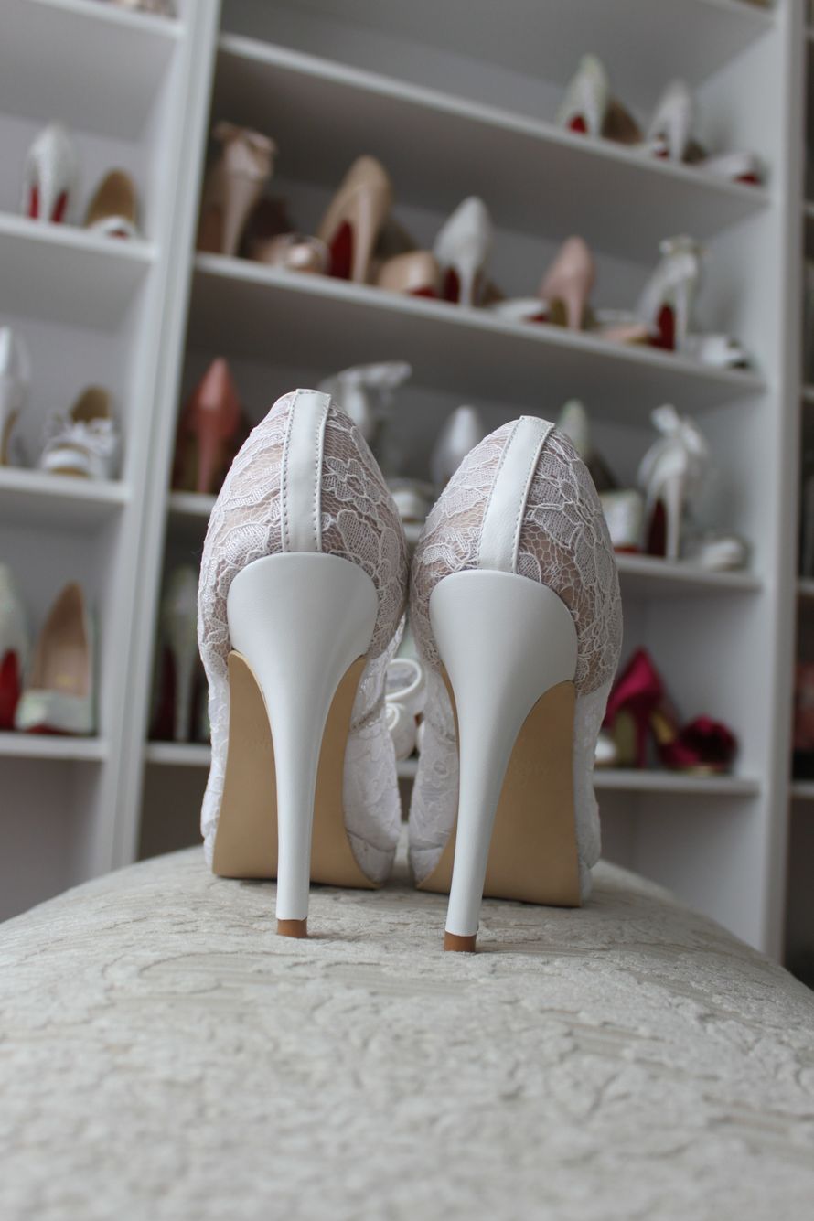 Кружевные белые удобные туфли Valentino от компании Vivabride, купить свадбную обувь красивую в Москве, работаем со всеми городами, заходите на сайт! - фото 973629 Свадебные туфли Vivabride