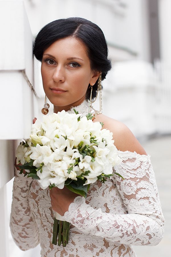 Невеста в белом кружевном платье с букетом невесты из белых фрезий  - фото 2014412 Фотограф Инна Круглова