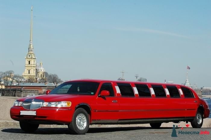 Красный Лимузин на набережной на фоне реки и храма. - фото 97583 Масянька