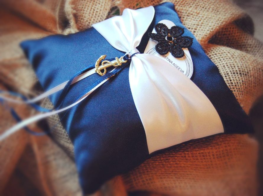 Синяя подушечка для колец с белым бантом - фото 729867 Флористика и аренда декора - Kristina Ageeva 