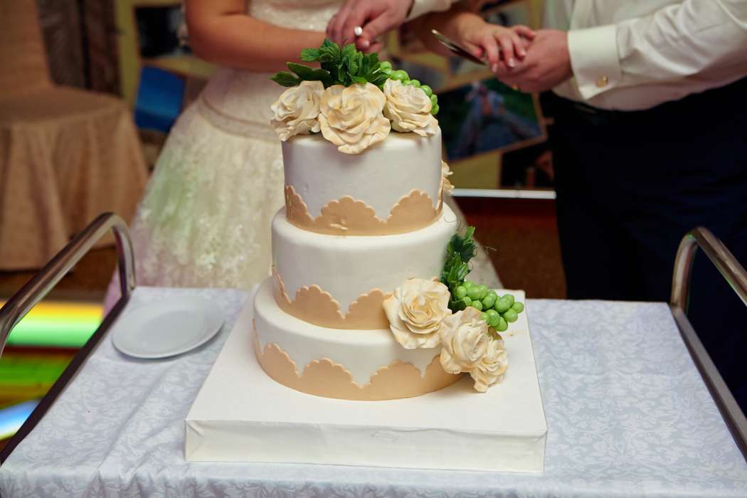 Трехъярусный свадебный торт белого цвета, украшенный золотым орнаментом и сахарными цветами - фото 1520663 Mila_pl