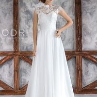 Свадебное платье "София"

 Фасон: а-силуэт
 Материал: кружево-макраме, сетка-шифон
 Шлейф: длинный, пристегивается (можно укоротить)
 Особенности: пуговки по спинке
 Цвет: айвори, белый
 Цена - 9800