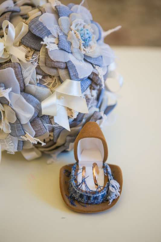 Букет невесты из тканевых цветов в бело-голубых тонах с коричневой коробочкой для колец с золотыми кольцами  - фото 1230349 akula13