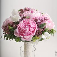 Букет невесты из розовых пионов, сирени и розовых роз
