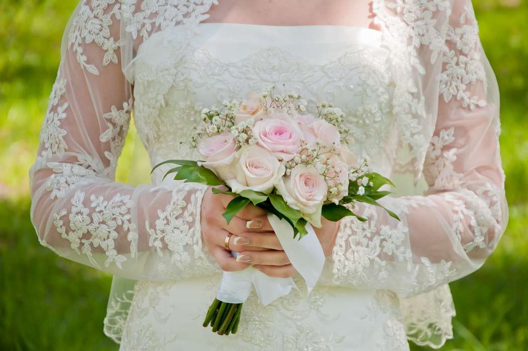 Букет невесты из нежно-розовых роз и белой гипсофилы, декорированный белой атласной лентой  - фото 1174781 Наталья Косарева фотограф