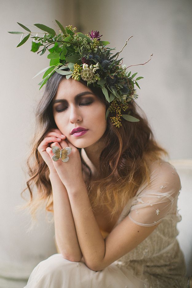 Распущенные волосы невесты украшает композиция из листьев эвкалипта, белой скабиозы, ваксфлауэра и синеголовика - фото 1354873 WhiteLee