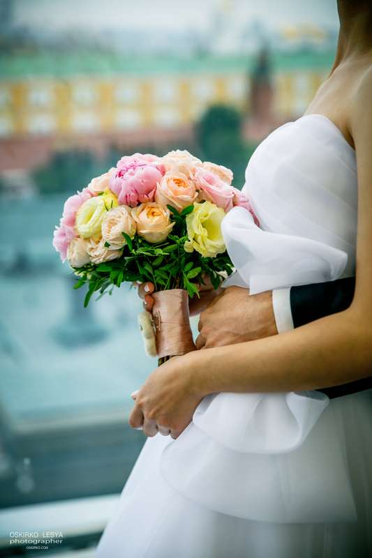 Букет невесты из розовых пионов, нежно-желтых эустом, нежно-розовых, светло-желтых и пионовидных розовых роз, декорированный - фото 2205306 Фотограф ДД