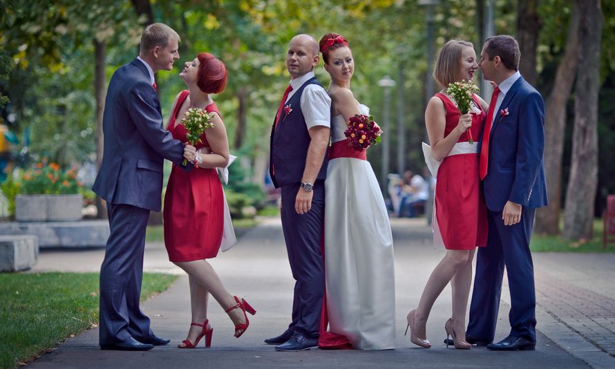 Гости в парке на прогулке с женихом и невестой, друзья жениха в белых рубашках с красными галстуками, синих костюмах, подружки - фото 1494513 Екатерина Kat