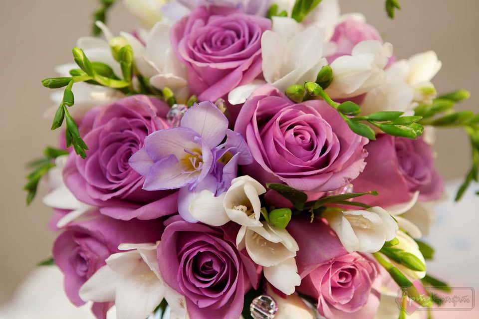 Букет невесты из сиреневых роз, белых и сиреневых фрезий  - фото 1123457 Afanaseva weddingplanner
