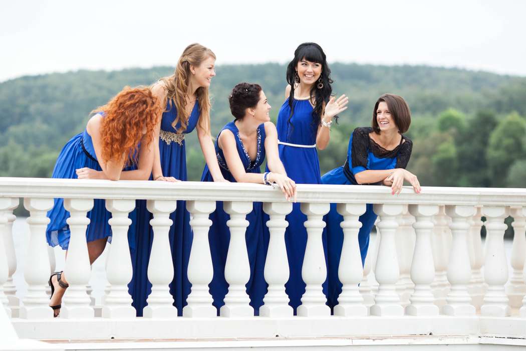 
Подружки невесты, на свадебной церемонии, 
одетые в тематику самой церемонии,
 а именно в платьях синего цвета - фото 1599149 Фотограф Лолита Лопатина