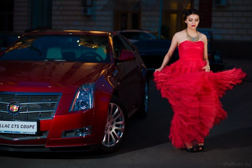 Красный "Кабриолет" на фоне ночного двора рядом с невестой в красном. - фото 997527 Фотограф и стилист Александр и Элина Чальцевы