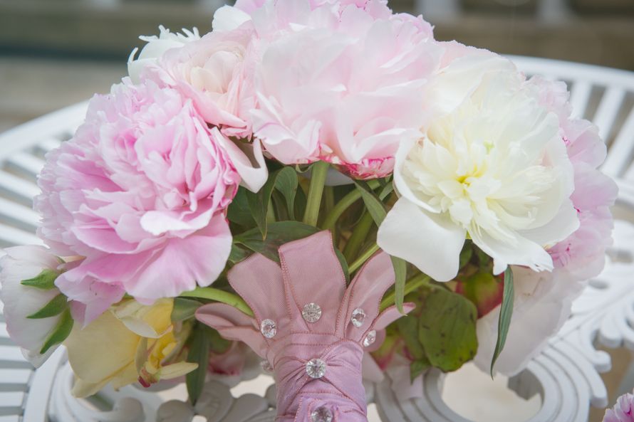 Букет невесты из белых и розовых пионов, декорированный розовой лентой и стразами  - фото 2621227 Свадебный фотограф Руслан Крамар