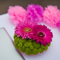 Подушечка для колец из цветов хризантемы и герберы