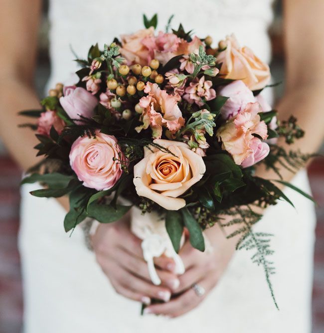 Букет невесты из розовых роз и сиреневых тюльпанов, зелени и оранжевых ягод, декорированный белой лентой  - фото 1183163 Свадебный распорядитель Дарья Емельянова