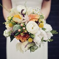 Букет невесты из белых роз и анункулюсов, оранжевых астр и краспедий 