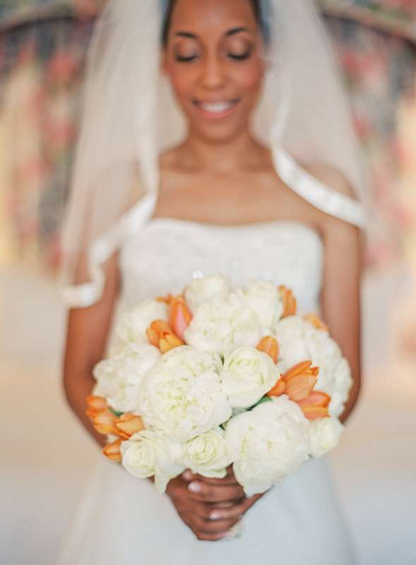 Букет невесты из оранжевых тюльпанов и белых пионов  - фото 1731321 Свадебный распорядитель Дарья Емельянова