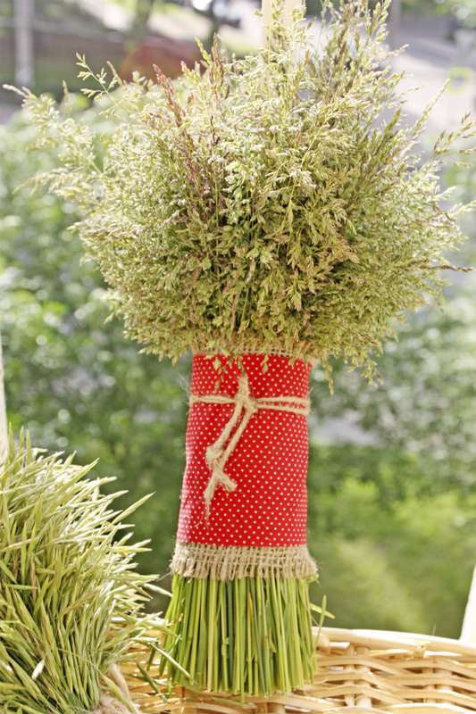 Летний букет невесты из зеленых полевых колосков-метелок, завязанный красной лентой в белый горох, коричневой мешковиной и - фото 1079807 Julietelle Design - оформление и декор