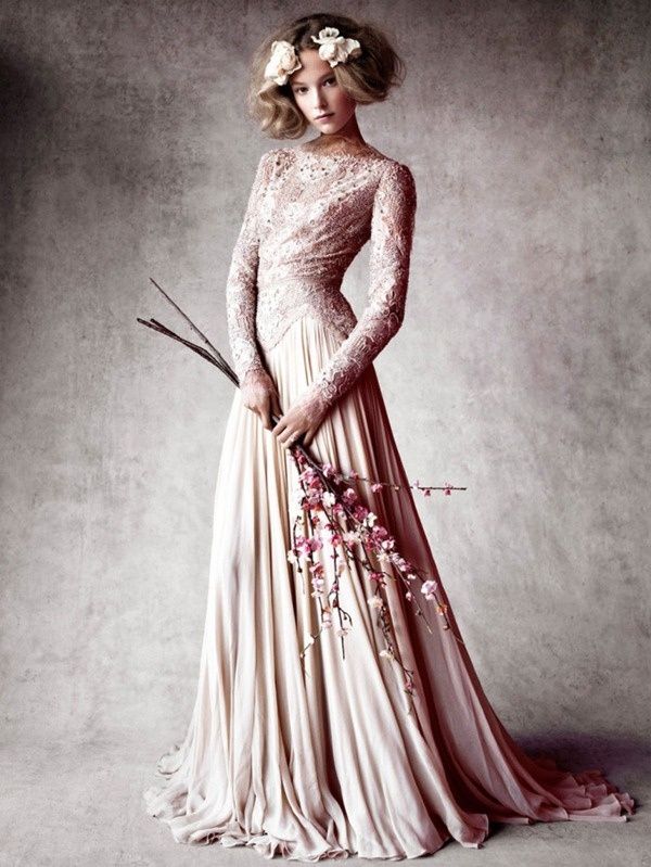 Невеста в прямом кремовом платье с атласной юбкой со шлейфом и закрытым кружевным корсетом с длинными рукавами  - фото 1082405 lemonade