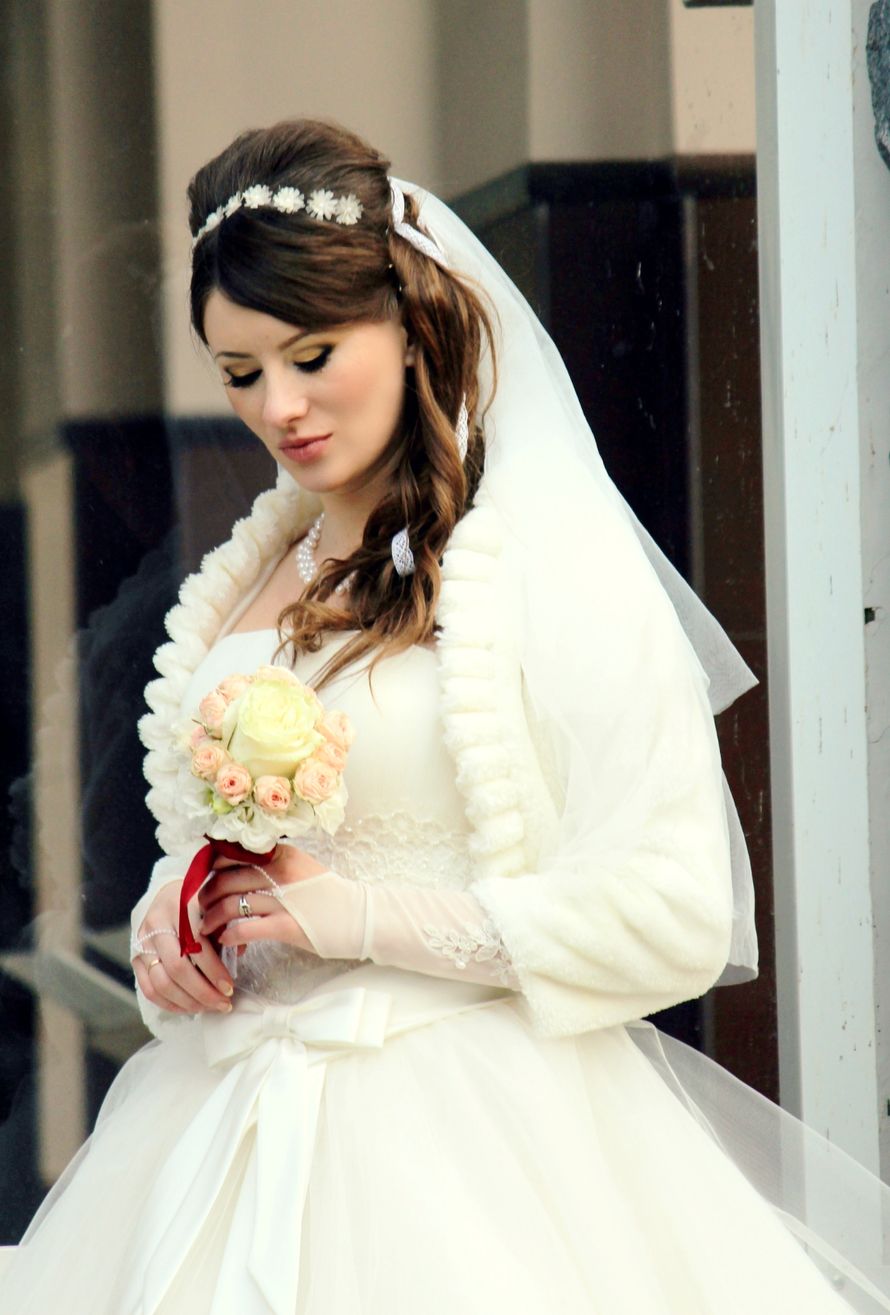 Нежный свадебный образ невесты подчеркнут прической на длинные волосы- собранные локоны, украшенные фатой и цветочками - фото 1519955 Школа-студия "Бабенко make up"