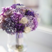 Сиренево- фиолетовый букет невесты из роз и сирени