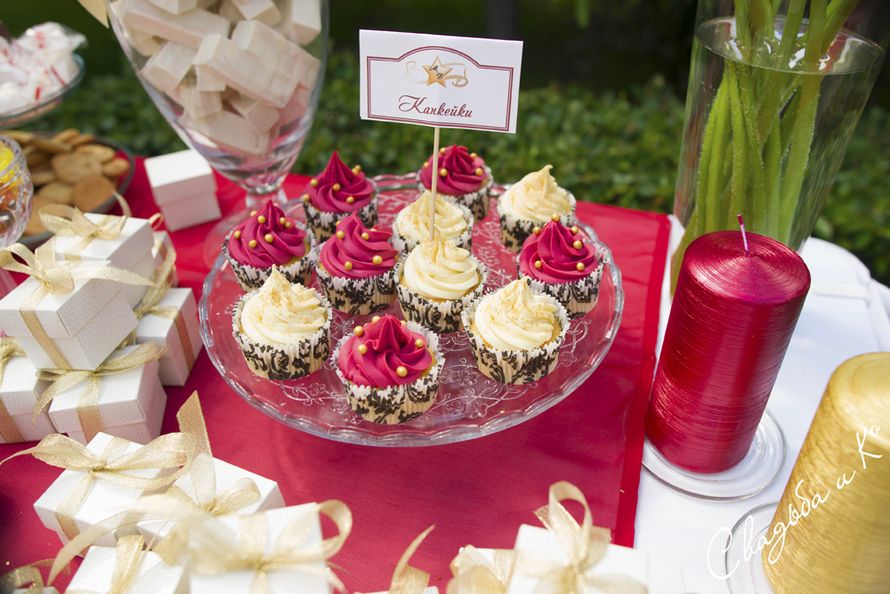 Капкейки, украшенные белым и розовым кремом, в цветных бумажных формочках, на стеклянной подставке - фото 1148917 "Свадьба и Ко". Оформление свадеб