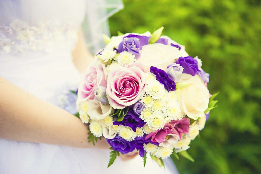 Круглый букет невесты из белых танацетумов, роз, розовых роз, розовых и фиолетовых эустом - фото 1226115 Рыжий фотограф Лана Зарецкая