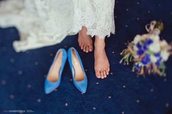 Синие замшевые туфли с острым носком рядом с невестой и букетом цветов. - фото 1535055 autumn melody