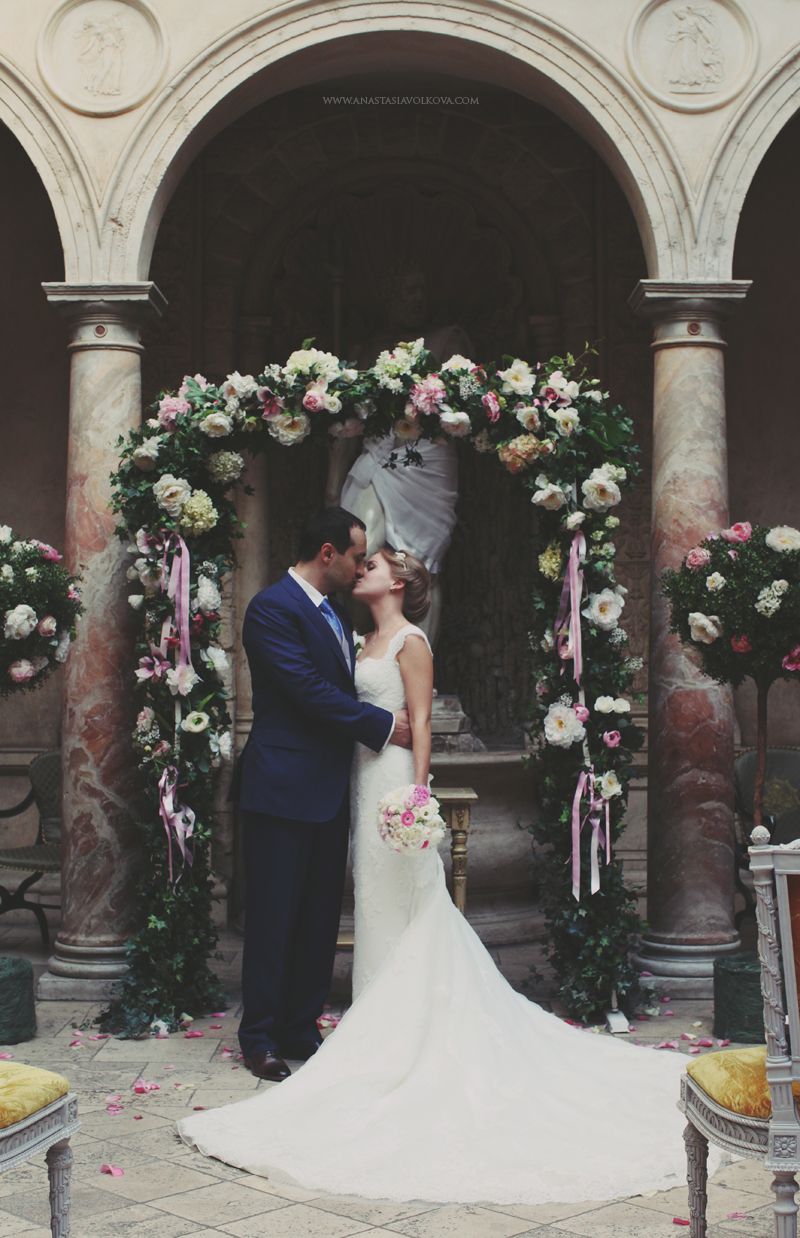 Квадратная арка с композицией из живых цветов, украшенная разноцветными лентами - фото 614152 Nayza - Professional beauty