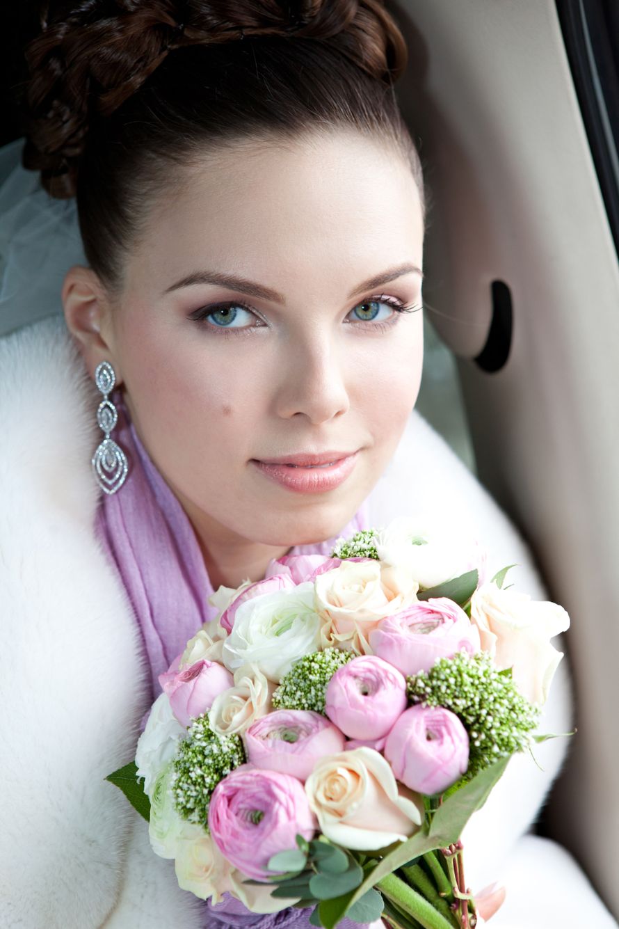 Букет невесты из белых и розовых ранункулюсов, белой аммии, зеленого эвкалипта и персиковых роз - фото 1076147 Nayza - Professional beauty