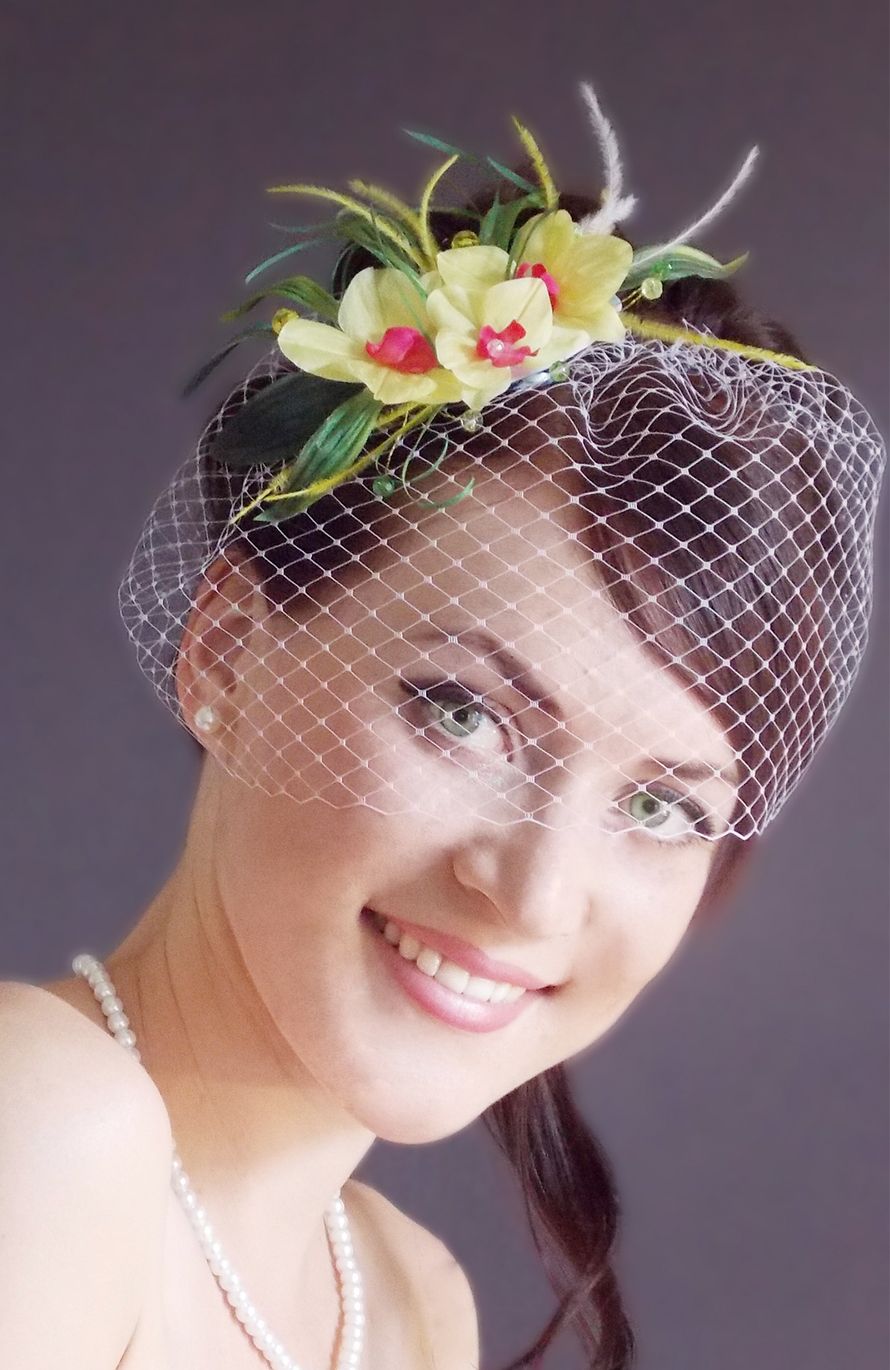 Свадебная вуалетка с желтыми орхидеями и сочной зеленью ручной работы и окрашенными перьями - фото 1242965 "Paradise Flower" - эксклюзивные свадебные шляпки